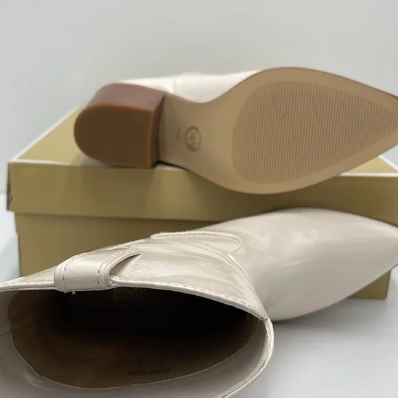 Michael Kors WAVERLY HEELED BOOTIE FAUX LEATHER
49F4WVME6L
LT CREAM - Picture 3 of 16